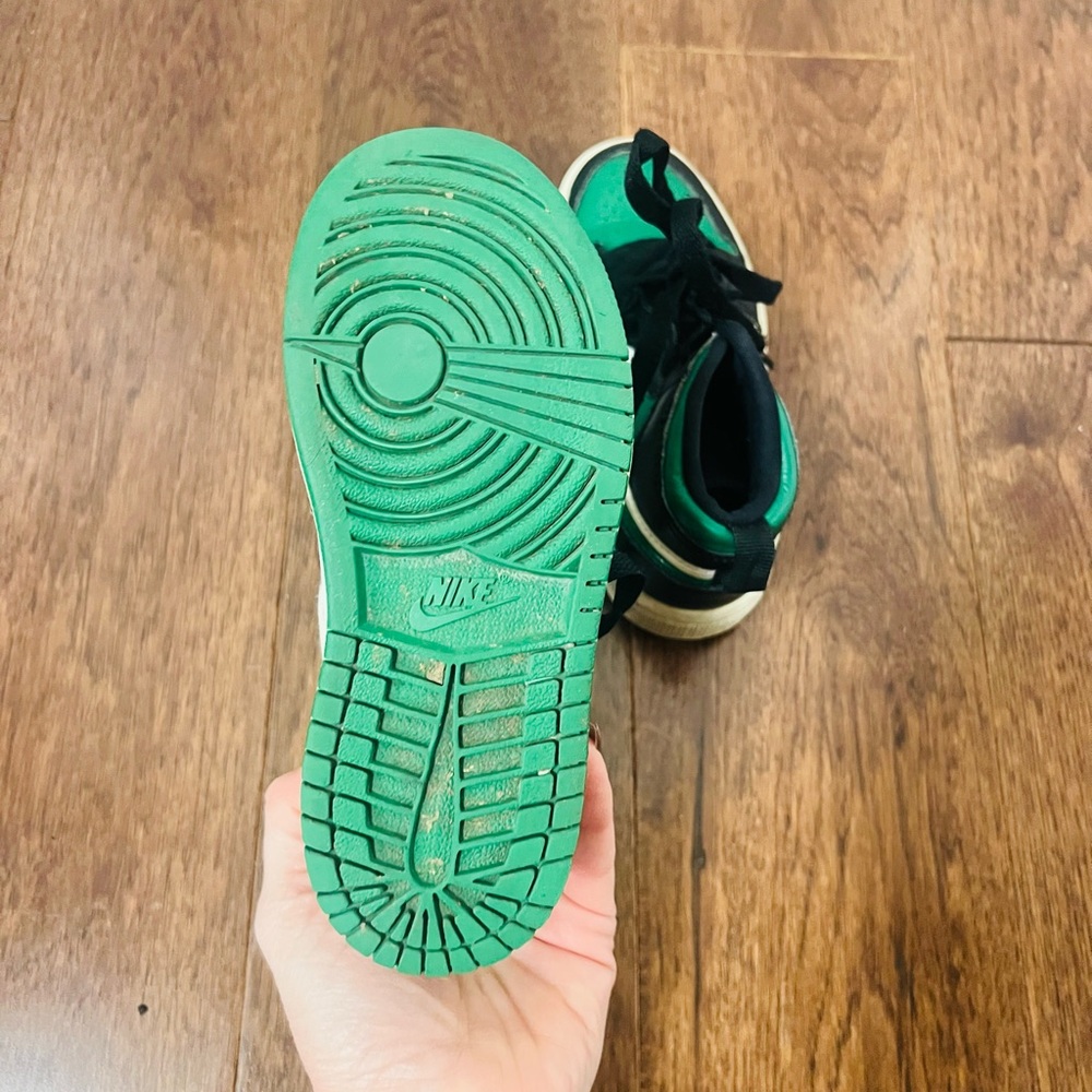 Nike Kids Black and Green Sneakers - Picture 6 of 7